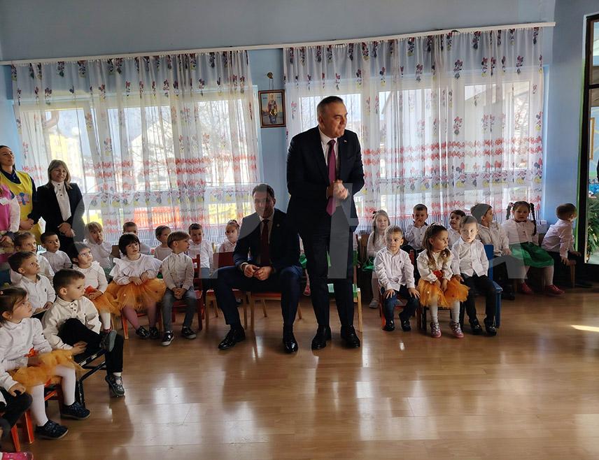 СОКОЛАЦ, 5. МАРТА /СРНА/ - Предсједник Владе Републике Српске Саво Минић посјетио је данас Установу за предшколско васпитање и образовање на Сокоцу и обећао да ће бити издвојено 1.800.000 КМ за изградњу потпуно нове зграде вртића.