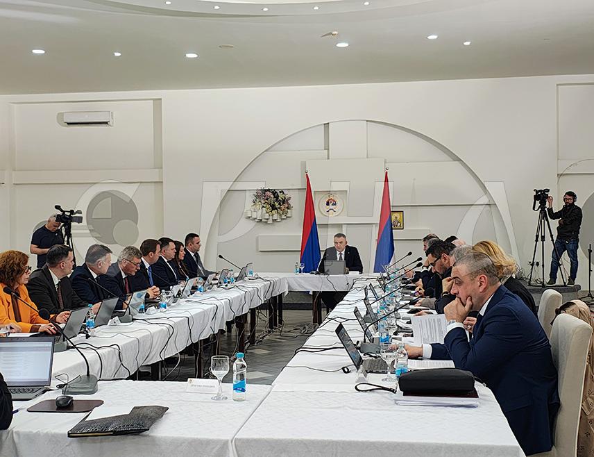 СОКОЛАЦ, 5. МАРТА /СРНА/ - Сједница Владе Републике Српске на којој би требало да буде разматран Приједлог закона о подстицајима у привреди по хитном поступку почела је у Сокоцу.