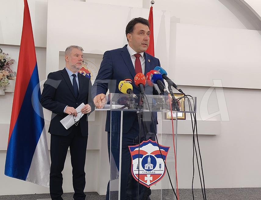 СОКОЛАЦ, 5. МАРТА /СРНА/ - Начелник соколачке општине Страхиња Башевић изјавио је данас да му је част што је Соколац био домаћин сједнице Влада Републике Српске, истичући да је ријеч о  пракси рада извршне власти усмјереној ка рјешавању конкретних проблема грађана.