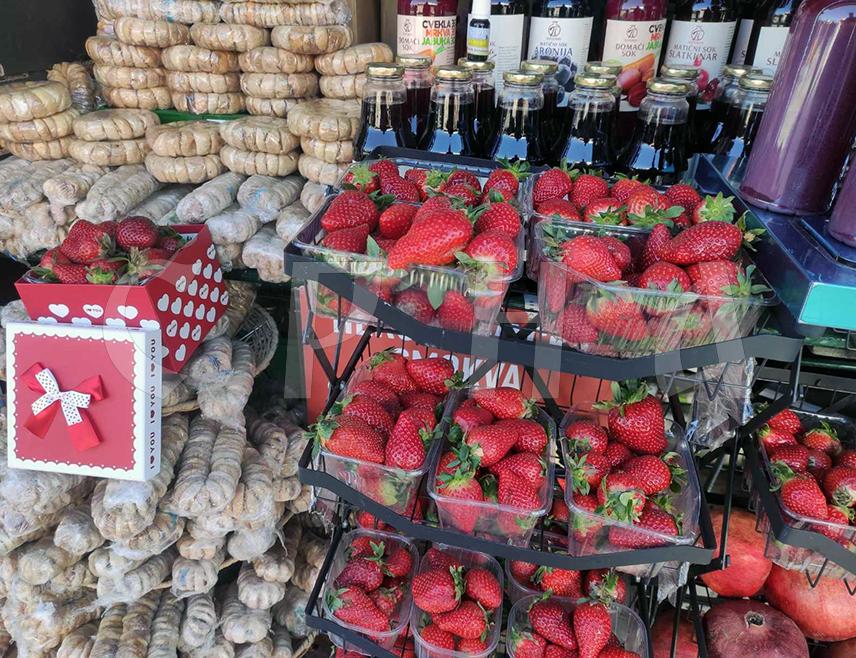 БАЊАЛУКА, 6. МАРТА /СРНА/ - На бањалучку Тржницу стигле су прве јагоде, дозреле ових дана на подручју Херцеговине, а за овај слатки ужитак потребно је издвојити 10 КМ, и то за омању посуду.