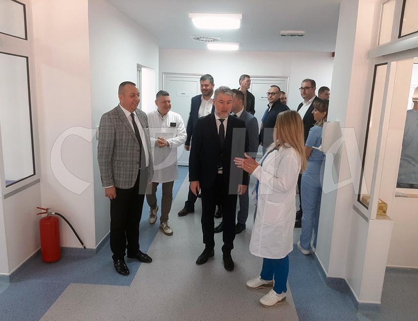 FOČA, MARCH 6 /SRNA/ – The Minister of Health and Social Welfare of Republika Srpska, Alen Šeranić, and the acting director of University Hospital Foča, Nenad Lalović, today opened the Intensive Care Unit for non-surgical branches, equipped according to world standards.