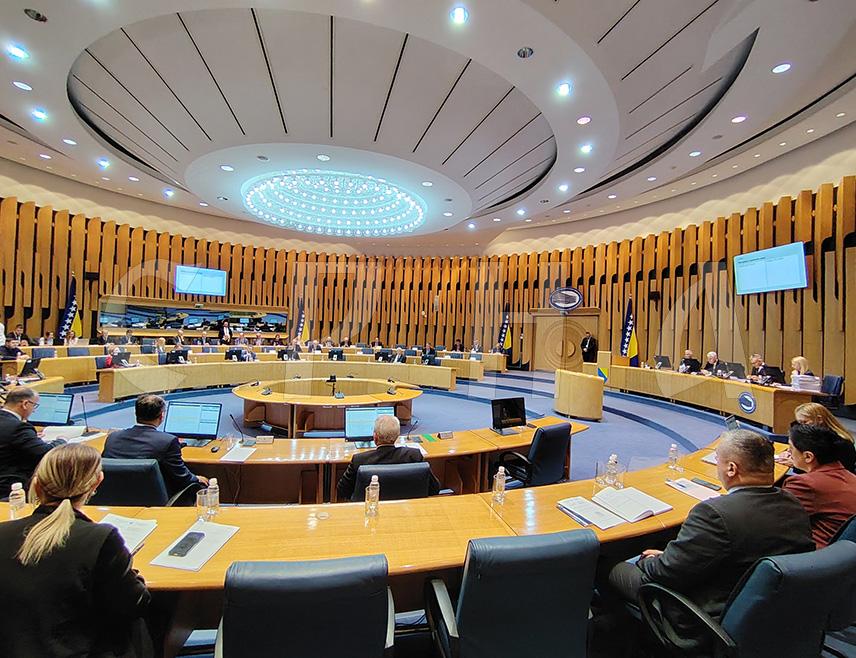 САРАЈЕВО, 6. МАРТА /СРНА/ - У Сарајеву је настављена сједница Дома народа Парламентарне скупштине БиХ, која је започета у јануару, а на дневном реду је шест закона који носе ознаку усклађености са законодавством ЕУ.