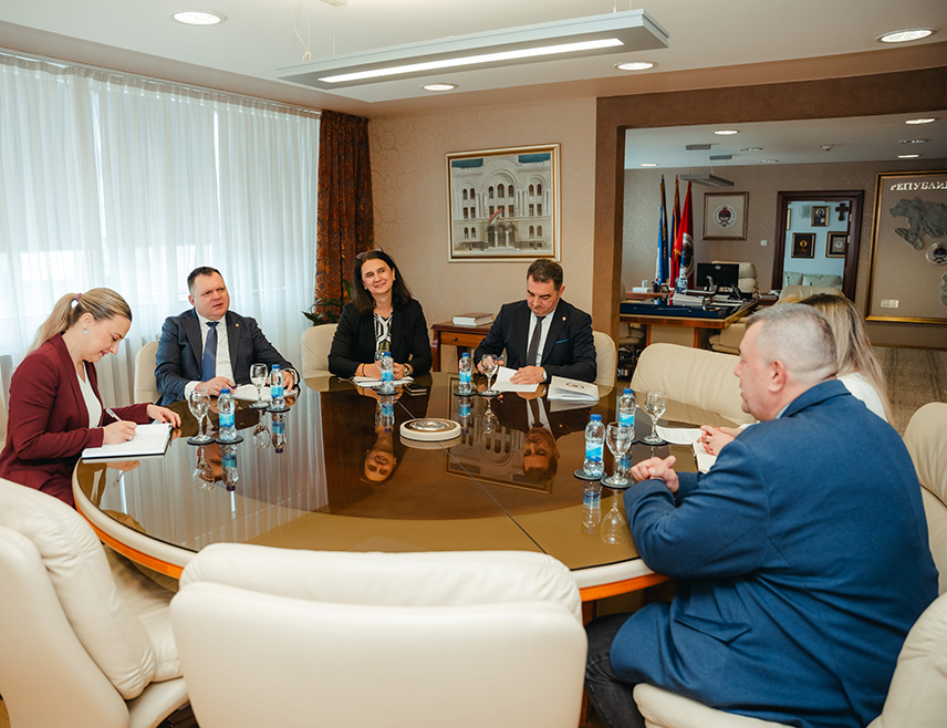 БАЊАЛУКА, 6. МАРТА /СРНА/ - Министар унутрашњих послова /МУП/ Републике Српске Жељко Будимир и директор за операције Центра за спровођење закона у Југоисточној Европи /СЕЛЕЦ/ Чавдар Георгијев сагласни су да је област борбе против тероризма заједнички безбједносни изазов.