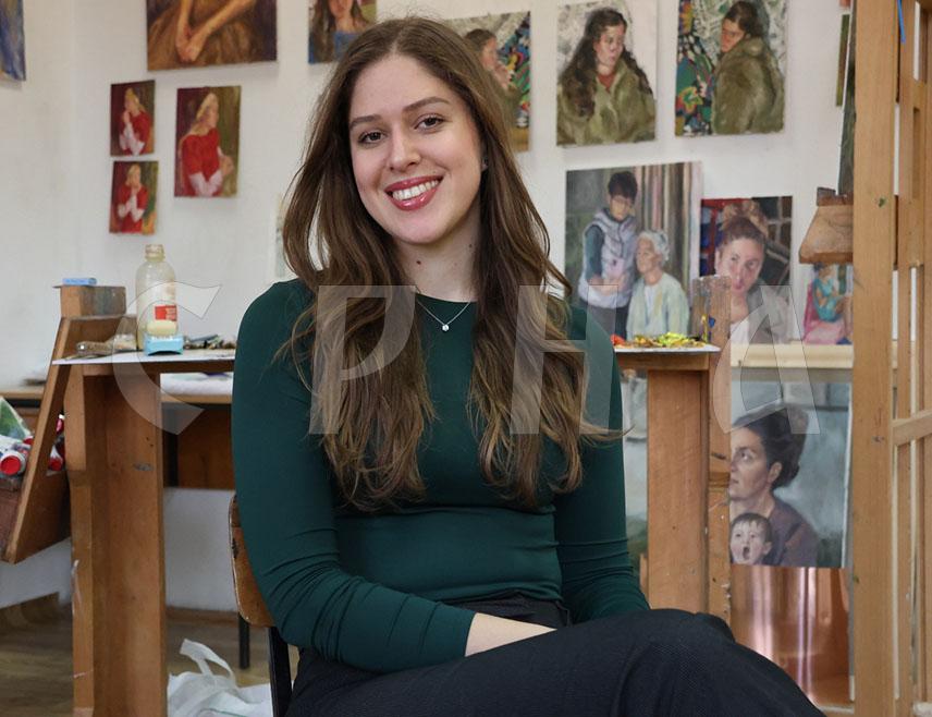 БАЊАЛУКА, 8. МАРТ /СРНА/ - Атеље Академије умјетности Универзитета у Бањалуци дневна је рутина, оаза и радни простор Милице Врховац, студента генерације сликарства и апсолвента, која припрема и прву самосталну изложбу.