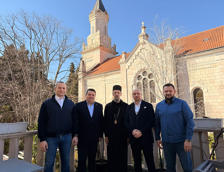 ТРЕБИЊЕ, 6. МАРТА /СРНА/ - Предсједник Народне скупштине Републике Српске Ненад Стевандић сусрео се данас у Требињу са митрополитом захумско-херцеговачким и приморским Димитријем за кога је рекао да наставља да мудро води вјернике путем православља.