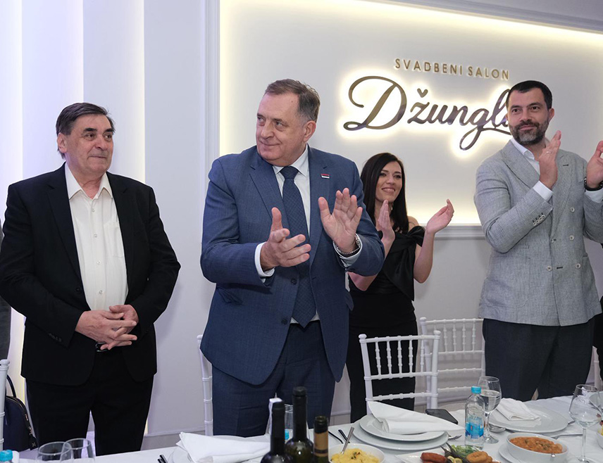 ДОБОЈ, 6. МАРТА /СРНА/ - Лидер СНСД-а Милорад Додик истакао је на осмомартовској прослави ове странке у Добоју да посвећеност жена породици, послу и друштву заслужује поштовање и подршку сваког дана.