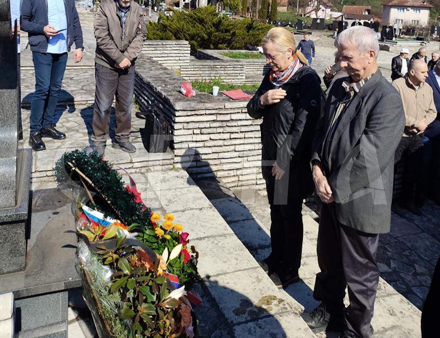 БРАТУНАЦ, 7. МАРТА /СРНА/ - На братуначком гробљу данас је служен парастос погинулим борцима чији су посмртни остаци, након потписивања Дејтонског споразума прије 30 година, у егзодусу Срба из сарајевских општина, пренесени и сахрањени у овом гробљу.