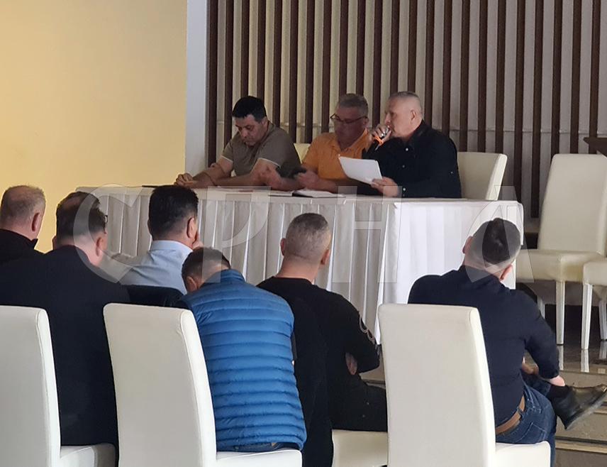 ДОБОЈ ЈУГ, 7. МАРТА /СРНА/ - Превозници у БиХ прикључиће се 23. марта регионалној блокади граничних прелаза за теретни саобраћај због неријешених проблема са боравком возача у Европској унији, закључак је данашње сједнице пленума Конзорцијума логистика БиХ, одржаног у општини Добој Југ.