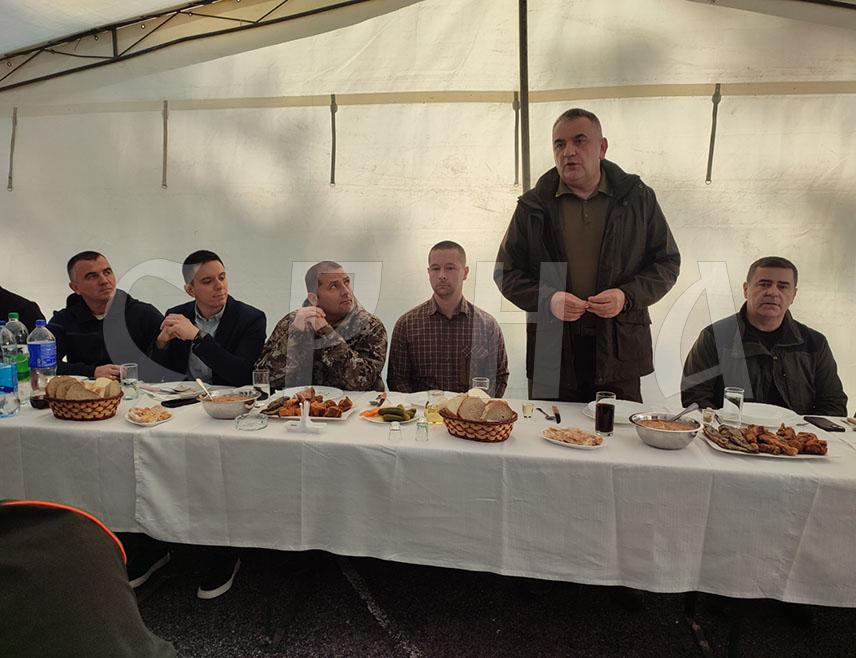 ЧЕЛИНАЦ, 7. МАРТА /СРНА/ - Ловачки савез Републике Српске увијек подржава манифестације ловачких удружења чији је циљ смањење броја предатора у ловиштима, као што је данашња "Шакалијада" на подручју Челинца, која је протекла успјешно, без било каквих инцидената или проблема, изјавио је предсједник овог савеза Саво Минић.