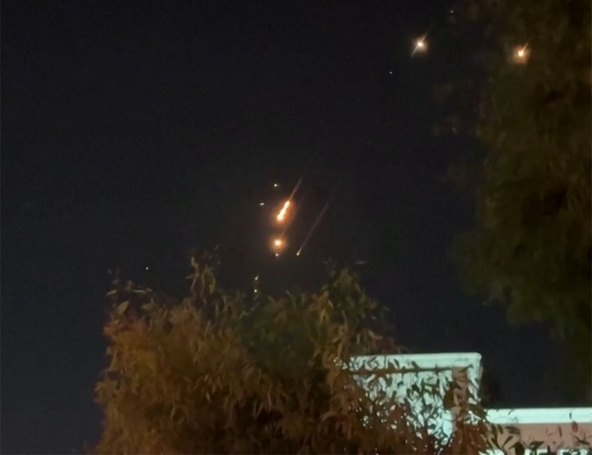 ДУБАИ, 7. МАРТА /СРНА/ - Противваздушна одбрана Уједињених Арапских Емирата тренутно дејствује против долазећих дронова и ракета из Ирана, саопштило је Министарство одбране.