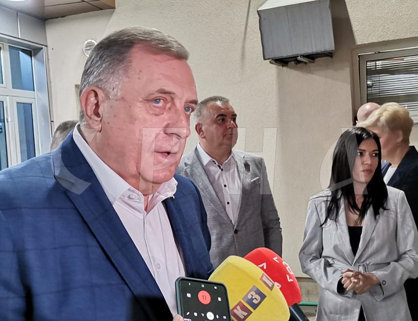 TESLIĆ, MARCH 7 /SRNA/ – SNSD President Milorad Dodik said in Teslić this evening that the party has entrusted its female members with the most responsible social and political positions, noting that this has always proven successful and that women have performed their duties in the best possible way.