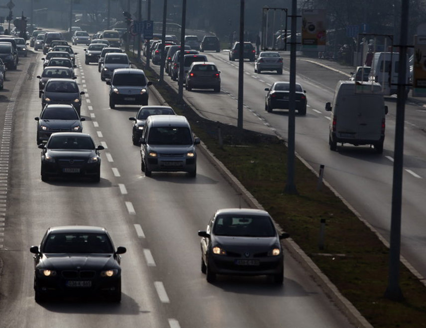 БАЊАЛУКА, 8. МАРТА /СРНА/ - Повољни су услови за вожњу у Републици Српској и Федерацији БиХ /ФБиХ/ и саобраћај се одвија редовно, осим на мјестима извођења радова, саопштио је Ауто-мото савез Републике Српске.