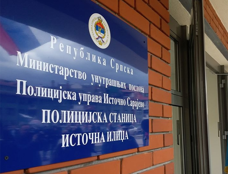 ИСТОЧНА ИЛИЏА, 9. МАРТА /СРНА/ – Лице чији су иницијали Б.Ш. тешко је повријеђено, након што га је непознато лице напало испред угоститељског објекта у Источној Илиџи, саопштено је из Полицијске управе Источно Сарајево.