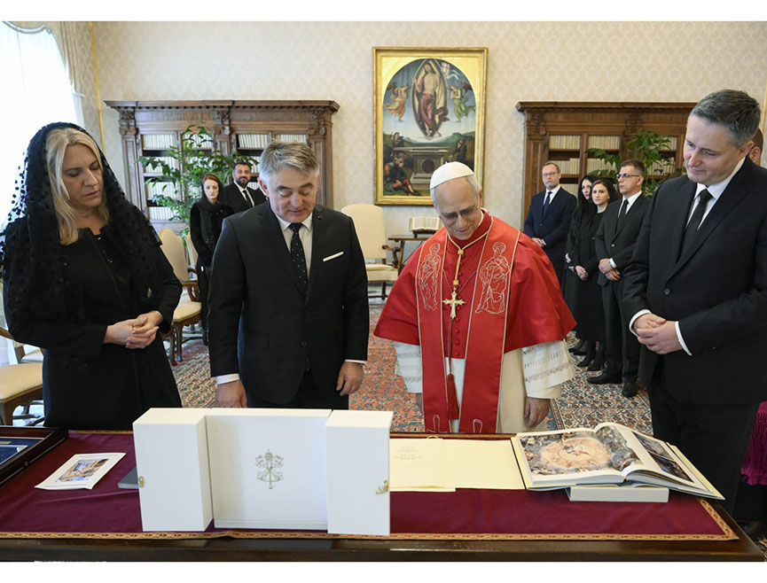 ВАТИКАН, 9. МАРТА /СРНА/ - Чланови Предсједништва БиХ поручили су током састанка са папом Лавом Четрнаестим у Ватикану изузетно пријатељске односе БиХ и Ватикана, те изразили спремност БиХ да доприноси јачању мултилатерализма и очувању универзалних вриједности.