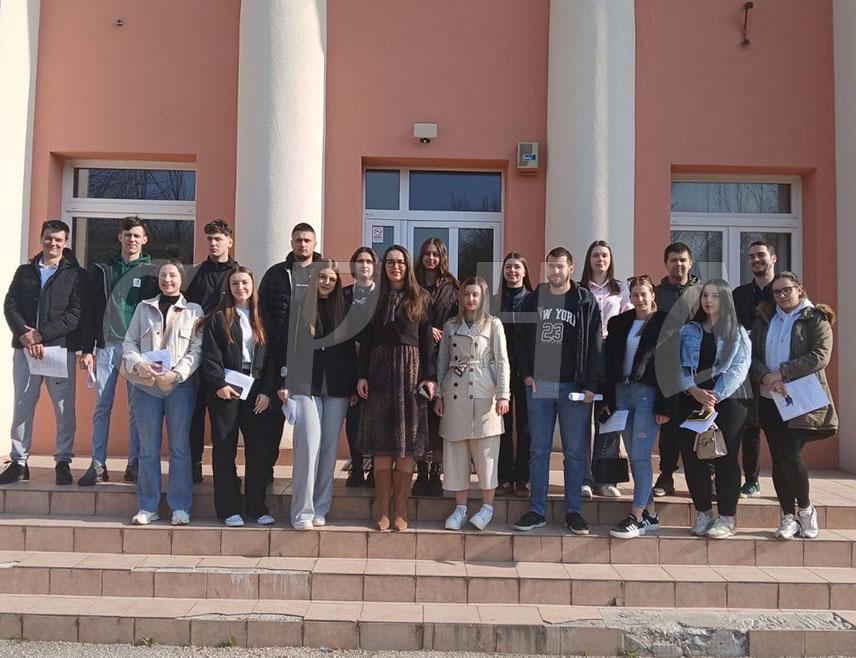 ДРВАР, 9. МАРТА /СРНА/ - Начелник општине Дрвар Душица Рунић потписала је данас уговоре о стипендирању са 40 студената, за шта је у општинском буџету, уз значајну подршку Владе Републике Српске, обезбијеђено 40.000 КМ.