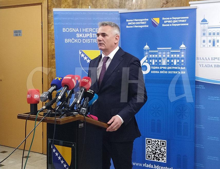 БРЧКО, 9. МАРТА /СРНА/ – Градоначелник Брчког Синиша Милић изјавио је на свечаној академији, поводом прославе 26 година од успостављања дистрикта, да су захваљујући сарадњи и одговорности и у турбулентним временима сачувани политичка и институционална стабилност, као и фокус на реформама и развоју.