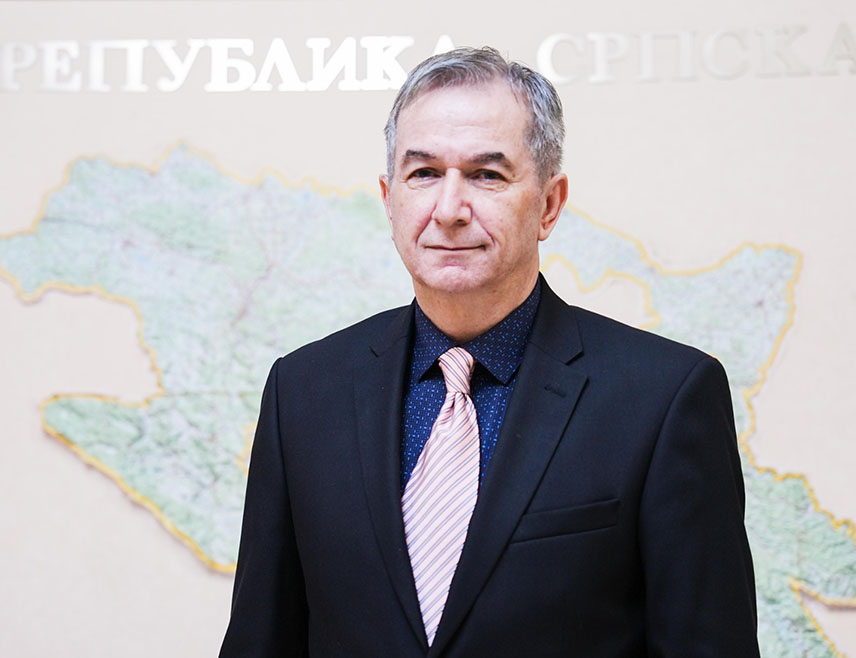 БРЧКО, 10. МАРТА /СРНА/ - Министар трговине и туризма Републике Српске Нед Пуховац најавио је за данас састанке са увозницима и дистрибутерима нафте и нафтних деривата како би се обезбиједиле довољне количине након што је Србија увела забрану извоза.