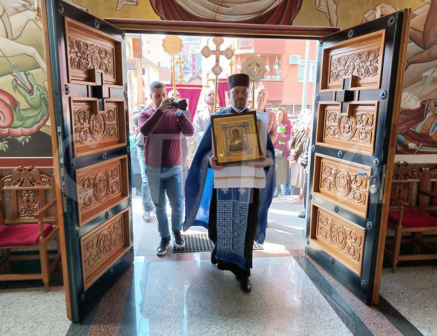 ЗВОРНИК, 9. МАРТА /СРНА/ - Велики број православних вјерника у Зворнику је данас дочекао икону из Русије - Умекшање злих срца.