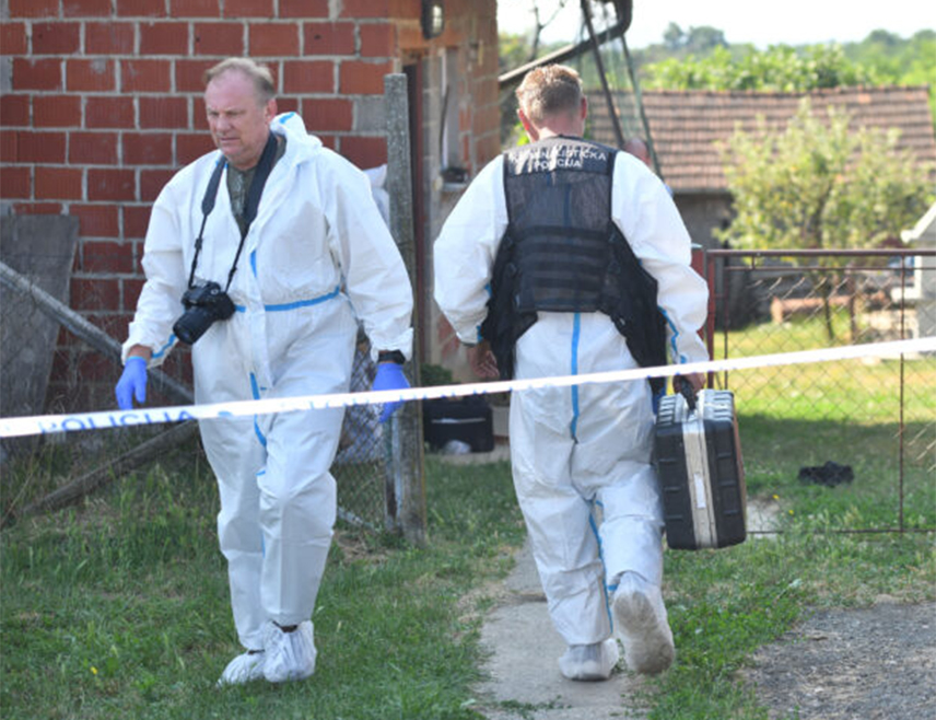 ГОСПИЋ, 10. МАРТА /СРНА/ - Два тијела пронађена су јутрос у дворишту породичне куће у Госпићу, а полиција је ухапсила мушкарца који се доводи у везу са овим случајем.