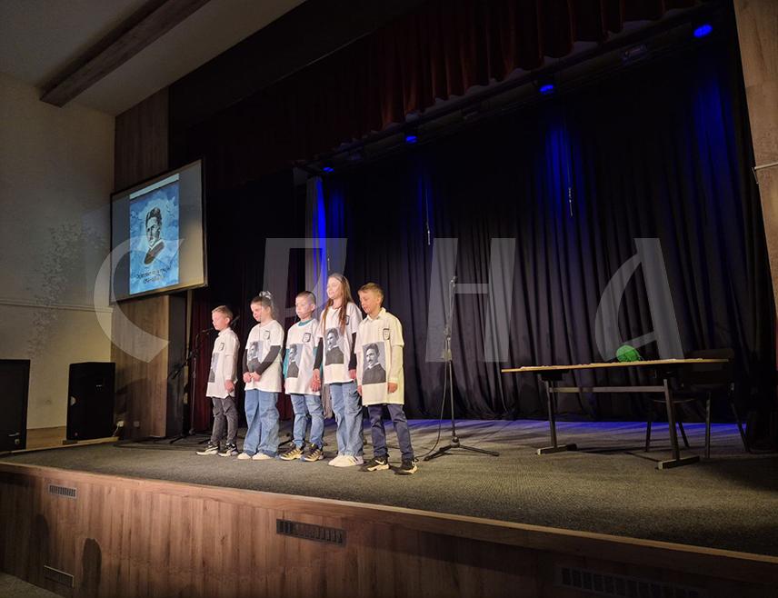 ПАЛЕ, 10. МАРТА /СРНА/ - Ученици Основне школе "Пале" су поводом обиљежавања 170 година од рођења Николе Тесле данас организовали приредбу, а приказан је и кратки филм о овом великом српском научнику у којем су представљени ученици како изводе различите експерименте инспирисане његовим открићима.