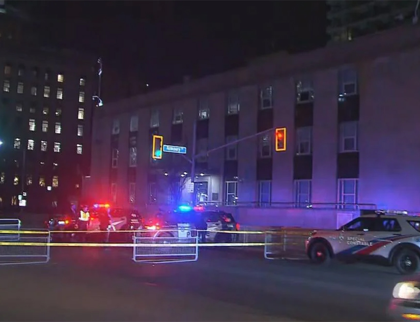 ТОРОНТО, 10. МАРТА /СРНА-Ројтерс/ - Више хитаца испаљено је на Конзулат САД у Торонту, али нема повријеђених, саопштено је из канадске полиције.