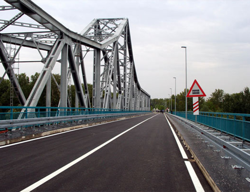 БЕОГРАД, 10. МАРТА /СРНА/ - Пуштање у саобраћај новог моста на Рачи биће могуће након завршетка изградње интегрисаног граничног прелаза Сремска Рача и дионице ауто-пута Рача-Бијељина, како би се осигурала потпуна функционалност путног правца, речено је Срни у Јавном предузећу "Путеви Србије".