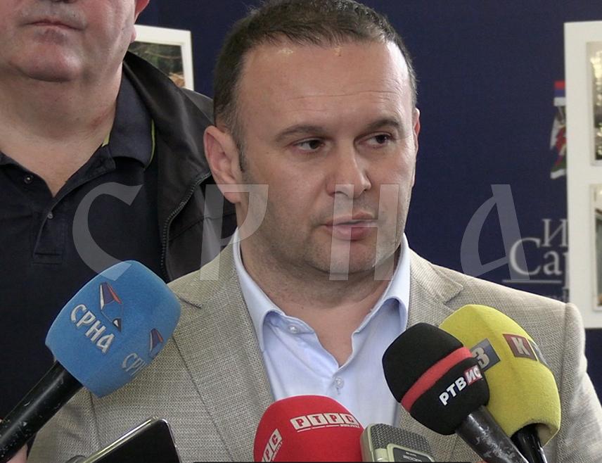 ИСТОЧНО САРАЈЕВО, 10. МАРТА /СРНА/ - Градоначелник Источног Сарајева Љубиша Ћосић изјавио је данас, три деценије након егзодуса Срба из Сарајева, да је обавеза данашњих генерација да чувају сјећање на страдање српског народа.