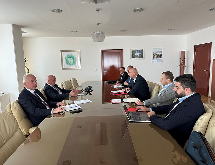 БАЊАЛУКА, 10. МАРТА /СРНА/ - Министар енергетике и рударства Републике Српске Петар Ђокић и чланови управе Рудника и термоелектране /РиТЕ/ "Гацко" истакли су данас да је ово предузеће у протеклој години пословало позитивно захваљујући смањењу трошкова, те да је неопходно наставити са мјерама њихове оптимизације и рационализације.