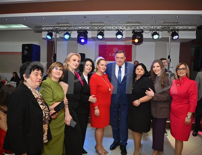 БИЈЕЉИНА, 10. МАРТА /СРНА/ - Предсједник СНСД-а Милорад Додик вечерас је у Бијељини захвалио женама из странке за њихов активизам и истакао да то доприноси изборним побједама СНСД-а и бољој Републици Српској.