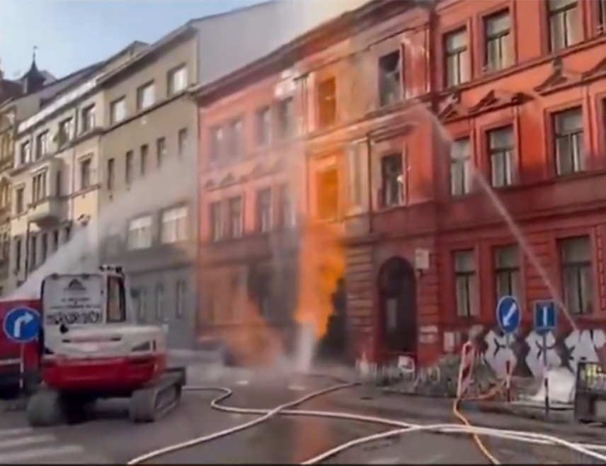 ПРАГ, 10. МАРТА /СРНА-РИА Новости/ - У центру Прага избио је пожар на гасоводу и ватра се проширила на неколико оближњих зграда, али за сада нема извјештаја о повријеђенима, саопштио је портпарол прашке ватрогасне службе Мирослав Режац.