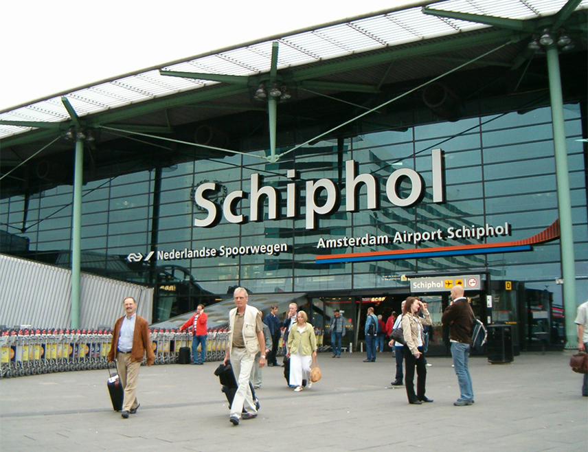 АМСТЕРДАМ, 11. МАРТА /СРНА/ - Врховни суд Холандије поништио је одлуку Владе о ограничавању броја летова на аеродрому "Схипхол" у Амстердаму, једном од најпрометнијих чворишта у Европи.