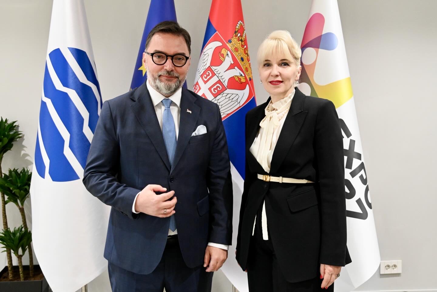 БЕОГРАД, 11. МАРТА /СРНА/ - Министар спољне трговине и економских односа у Савјету министара Сташа Кошарац разговарао је данас у Београду са министром унутрашње и спољне трговине Србије Јагодом Лазаревић о проблему домаћих превозника и најави блокада граничних прелаза које се могу негативно одразити на пословање извозно оријентисаних привредника.