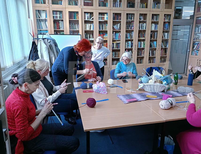 ИСТОЧНО НОВО САРАЈЕВО, 11. МАРТА /СРНА/ - У Матичној библиотеци у Источном Новом Сарајеву почео је курс плетења "Библиоплет", који је окупио полазнице заинтересоване да науче или усаврше ову традиционалну и креативну вјештину.