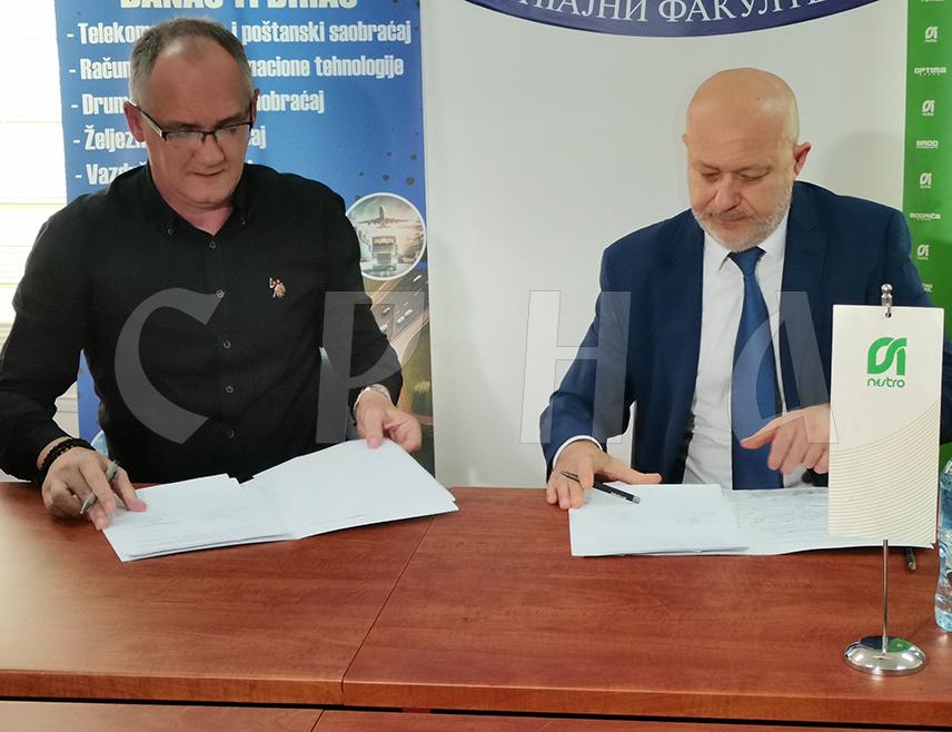ДОБОЈ, 11. МАРТА /СРНА/ - У Добоју је данас потписан меморандум о пословно-техничкој сарадњи између Саобраћајног факултета Универзитета Источног Сарајево и Оптима групом, који обухвата могућност учешћа у студентској пракси и запослења у овој компанији.