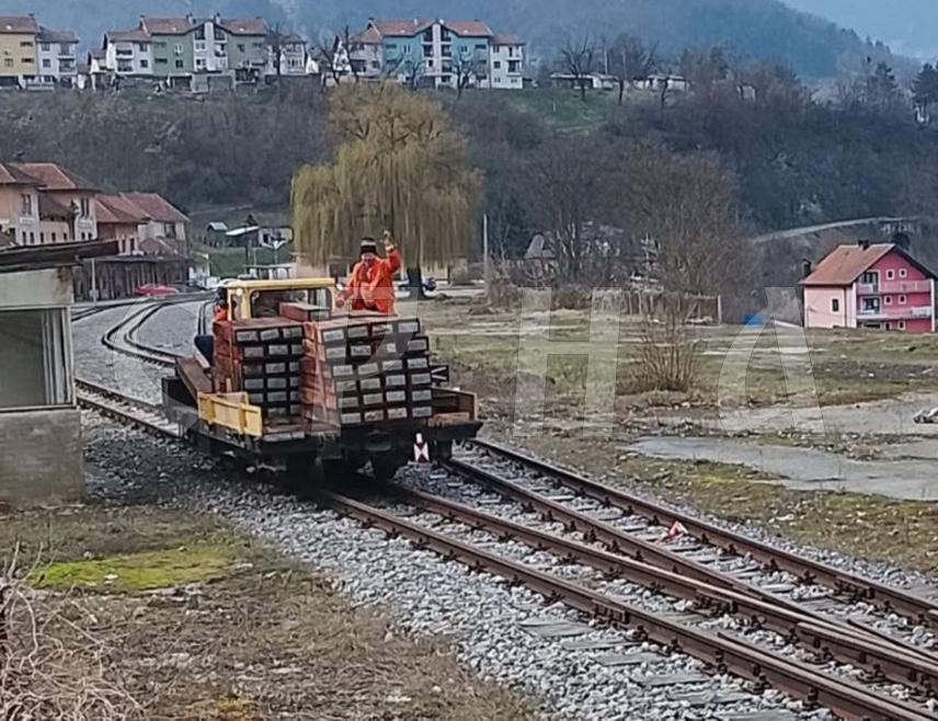 ВИШЕГРАД, 11. МАРТА /СРНА/ – У току је развожење прагова дуж трасе пруге Вардиште-Вишеград како би били замијењени стари и оштећени прагови, што је прва активност на терену након договора влада Републике Српске и Србије о ревитализацији те ускотрачне пруге у туристичке сврхе.