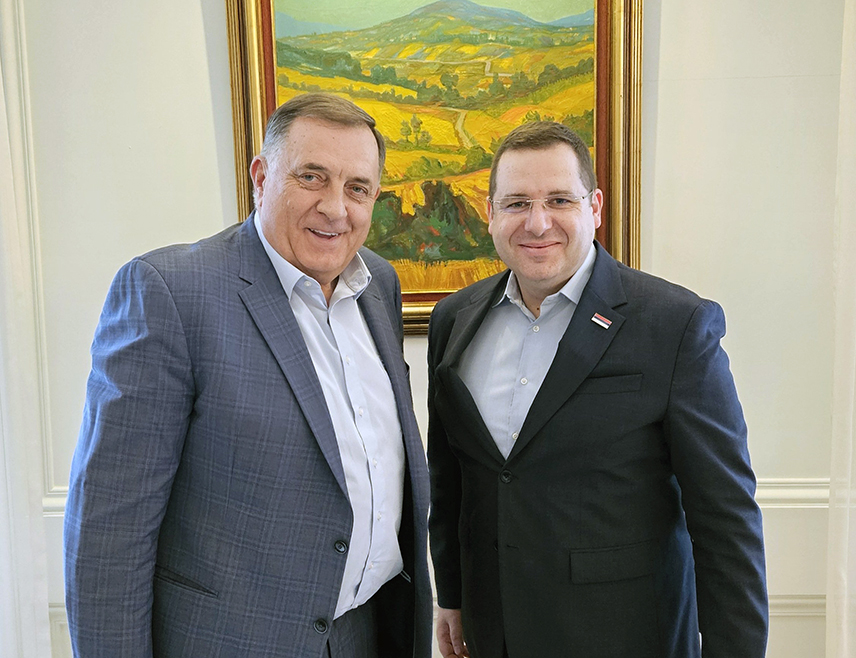 БАЊАЛУКА, 11. МАРТА /СРНА/ - Српски делегат у Дому народа Парламентране скупштине БиХ Радован Ковачевић саопштио је да је послије успјешне посјете и великог броја важних састанака у Вашингтону и Будимпешти прво разговарао са предсједником  Милорадом Додиком, те да су јако задовољни позицијом Српске на међународној сцени.