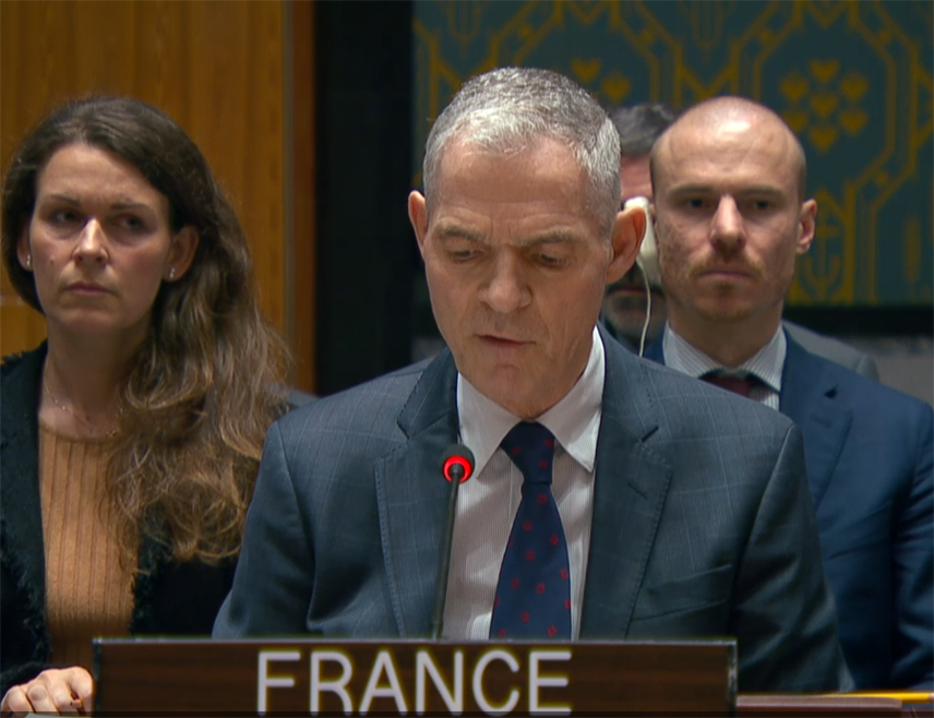 ЊУЈОРК, 11. МАРТА /СРНА/ - Француска позива Хезболах да положи оружје и поручује тој групи да нема право да држи либански народ као таоце, изјавио је амбасадор Француске у УН Жером Бонафонт.