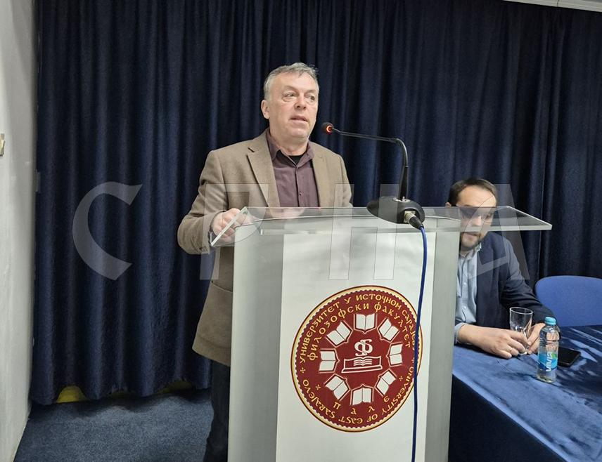 ПАЛЕ, 11. МАРТА /СРНА/ - Књижевном вечери мултимедијалног умјетника Ненада Јанковића, познатог као Неле Карајлић, на Палама је вечерас завршена вишедневна манифестација "Момо Kапор – чувар адресе".