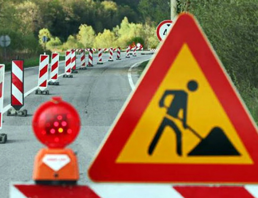 БАЊАЛУКА, 12. МАРТА /СРНА/ - Због обуставе саобраћаја на магистралном путу Шамац-Гребнице, гдје је у току санација пружног прелаза, алтернативни путни правац за сва возила је Црквина–Градачац–Обудовац, односно регионални путеви Црквина–Леденице и Обудовац–Трамошница, саопштено је из АМС-а Републике Српске.