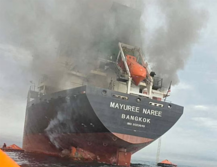 БАСРА, 12. МАРТА /СРНА/ - Два страна танкера погођена су у близини луке Ум Каср у граду Басри, при чему је погинула једна особа, саопштиле су власти.