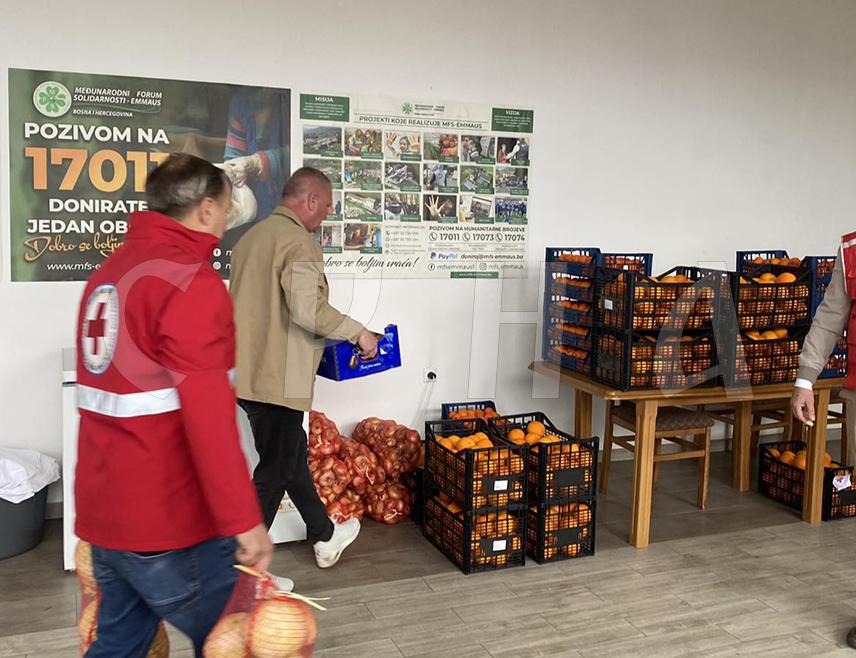 ДОБОЈ, 12. МАРТА /СРНА/ - Црвени крст Републике Српске уручио је данас воће и поврће за потребе рада Народне кухиње у Добоју.