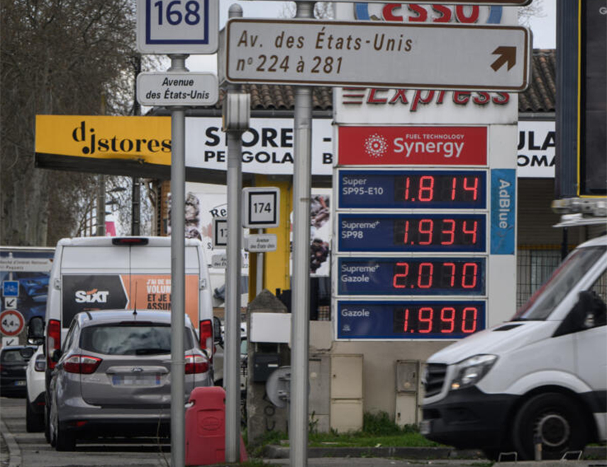 ПАРИЗ, 12. МАРТА /СРНА/ - Поједини француски дистрибутери горива договорили су се о ограничењу цијена, а други су се сагласили да смање цијене по литру за 10 до 30 центи, саопштено је из Министарства финансија Француске.
