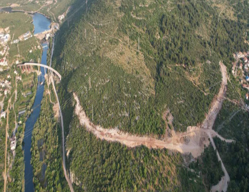 TРЕБИЊЕ, 12. МАРTА /СРНА/ - У току је интезивна градња источне обилазнице око Tребиња, чија је вриједност око пет милиона КМ, а у припреми је и друга фаза радова која обухвата асфалтирање, изјавио је Срни начелник градског Одјељења за капиталне инвестиције Синиша Вучуревић.