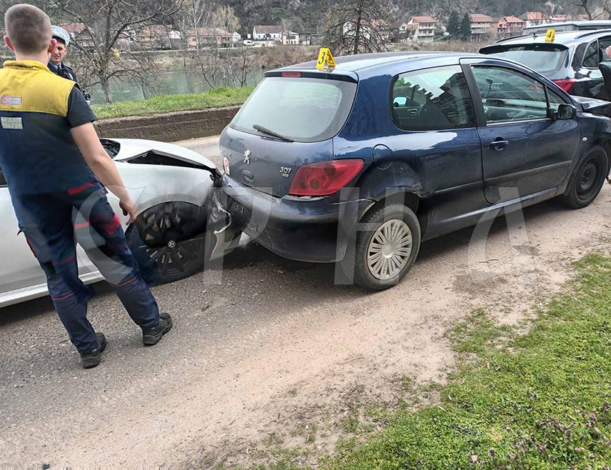 ЗВОРНИК, 12. МАРТА /СРНА/ - Два лица повријеђена су данас у судару у зворничком насељу Грбавци, речено је Срни у Полицијској управи Зворник.