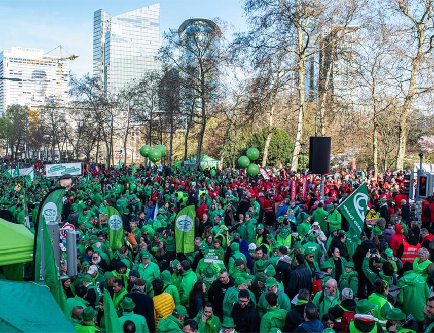 БРИСЕЛ, 12. МАРТА /СРНА - РИА Новости/ - Више од 100.000 Белгијанаца учествовало је у протесту у Бриселу који су организовали велики раднички синдикати због државних реформи за које страхују да ће негативно утицати на плате и пензије, јавили су белгијски медији, позивајући се на податке синдиката.