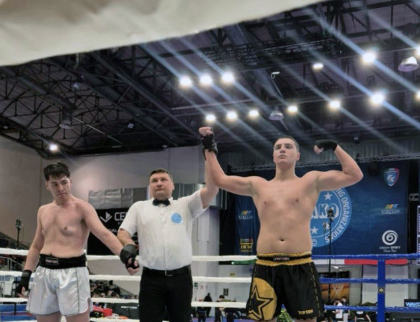 БАЊАЛУКА, 12. МАРТА /СРНА/ - Предсједник СНСД-а Милорад Додик честитао је кик-боксеру Борису Алексићу освајање злата на Свјетском купу, поручивши да Република Српска ствара шампионе.