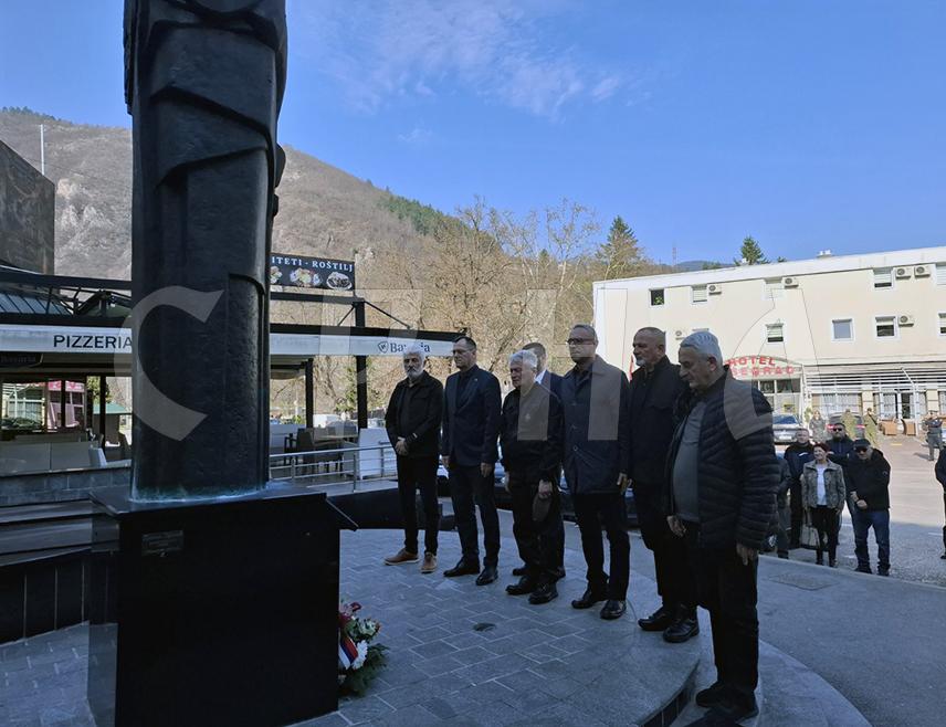 ВИШЕГРАД, 13. МАРТА /СРНА/ - Министар рада и борачко-инвалидске заштите Републике Српске Радан Остојић и чланови Равногорског покрета положили су вијенац код споменика погинулим борцима Војске Републике Српске у Вишеграду.