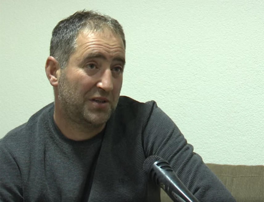 БЕОГРАД, 13. МАРТА /СРНА/ - Такозвани косовски полицајац физички је напао Србина Бојана Здравковића и његовог тешко болесног оца на прелазу Бела Земља, а главни шеф им је псовао "српску мајку".