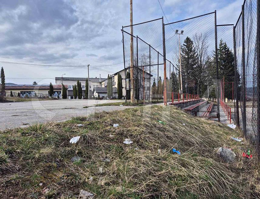 ПАЛЕ, 13. МАРТА/СРНА/ - Простор у близини Средњошколског центра "Пале" ових дана претворио се у праву малу депонију са разбацаним пластичним и стакленим флашама, лименкама, кесама и другим отпадом, које представља опасност за пролазнике.