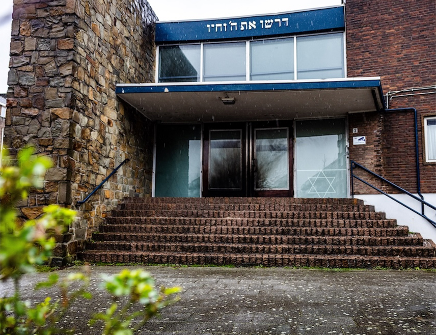 РОТЕРДАМ, 13. МАРТА /СРНА/ - Укупно четворица мушкараца ухапшена су због сумње да су поставили експлозив и изазвали пожар у синагоги у Ротердаму, потврђено је из холандске полиције.